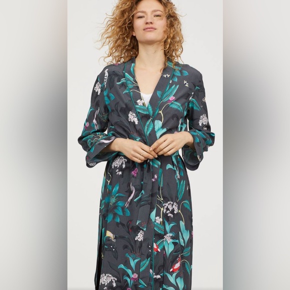 H&M Tops - ANNA GLOVER x H&M Printed Crepe Kimono